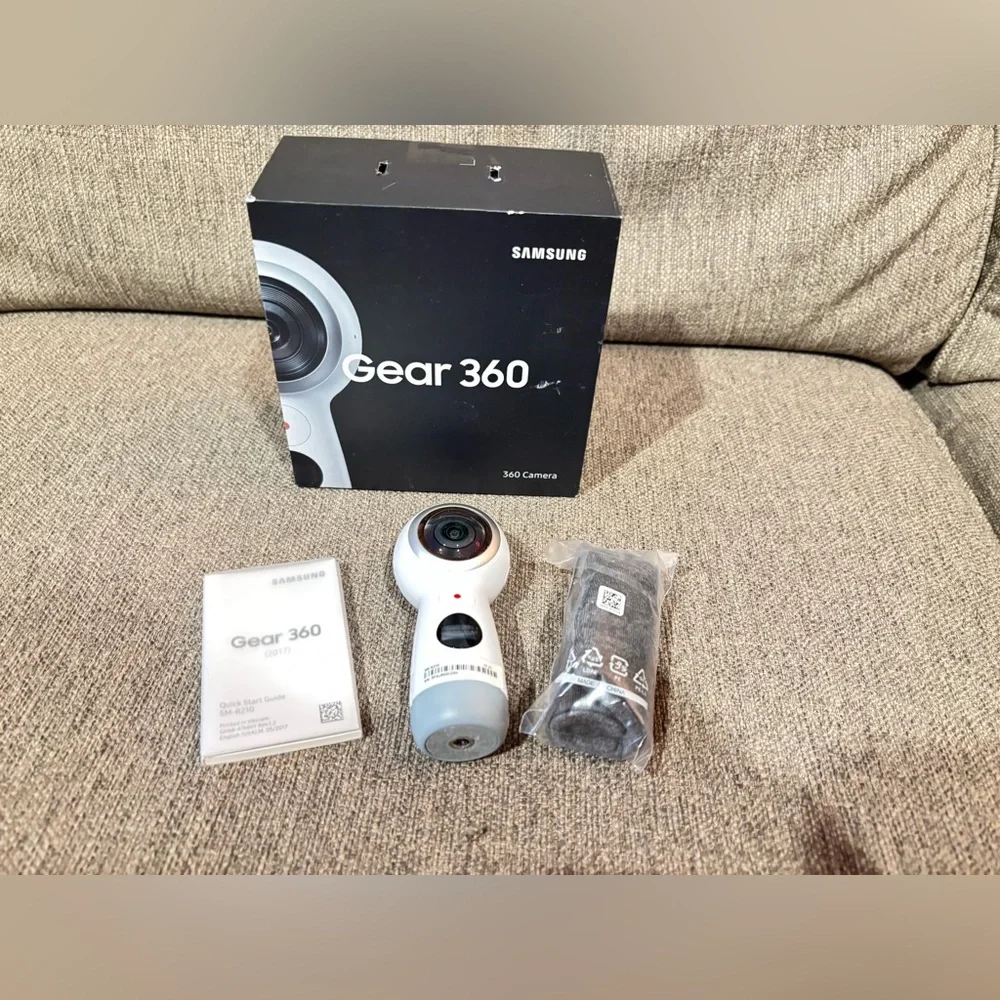 BRAND NEW: Samsung Gear 360 with Accessories